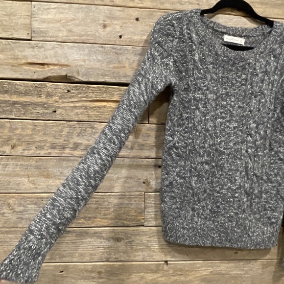 Abercrombie & Fitch‎ Women's Crew Neck Gray Knit Sweater Long Sleeve Size XS - Picture 5 of 11